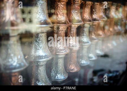 Traditionelle Handarbeit Kupfer Kaffeekannen, Sarajevo, Bosnien und Herzegowina Stockfoto