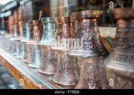 Traditionelle Handarbeit Kupfer Kaffeekannen, Sarajevo, Bosnien und Herzegowina Stockfoto