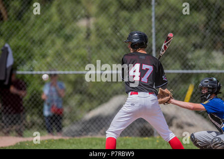 Teig warten als Kugel, in der Luft, ist nur vor der Platte, Baseball, Jungen Nachmittag junior Baseball Spiel. Cranbrook, BC. Stockfoto