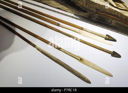 Eskimo Völker. Inuit. Robben jagen mit Kajaks in den offenen Meeren rund um Grönland. Spears. Ausstellung von Kleidung und Eskimo-Objekten. Historisches Museum. Oslo. Norwegen. Stockfoto