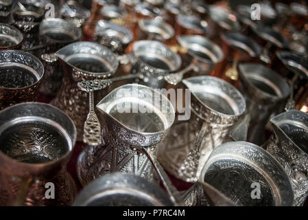 Traditionelle Handarbeit Kupfer Kaffeekannen, Sarajevo, Bosnien und Herzegowina Stockfoto