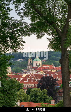 St. Nikolaus Kirche, gesehen von der Prager Burg Hügel Stockfoto