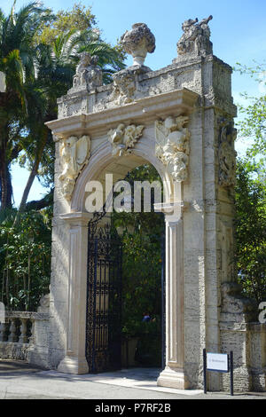 Englisch: Skulptur in Vizcaya Museum und Gärten - Miami, Florida, USA. 13 März 2017, 11:28:36 168 Gate - Vizcaya Museum und Gärten - Miami, Florida - DSC 08283 Stockfoto