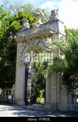 Englisch: Skulptur in Vizcaya Museum und Gärten - Miami, Florida, USA. 13 März 2017, 11:29:48 168 Gate - Vizcaya Museum und Gärten - Miami, Florida - DSC 08290 Stockfoto