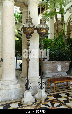 Englisch: Object in Vizcaya Museum und Gärten - Miami, Florida, USA. 13 März 2017, 11:44:41 240 Lampen, Ost Loggia - Vizcaya Museum und Gärten - Miami, Florida - DSC 08375 Stockfoto