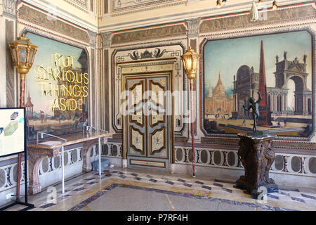 Englisch: Innenansicht von Vizcaya Museum und Gärten - Miami, Florida, USA. 13 März 2017, 11:50:06 146 geschlossene Loggia - Vizcaya Museum und Gärten - Miami, Florida - DSC 08409 Stockfoto