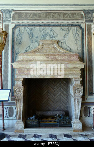 Englisch: Innenansicht von Vizcaya Museum und Gärten - Miami, Florida, USA. 13 März 2017, 11:50:18 146 geschlossene Loggia Kamin - Vizcaya Museum und Gärten - Miami, Florida - DSC 08412 Stockfoto