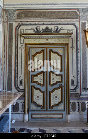 Englisch: Innenansicht von Vizcaya Museum und Gärten - Miami, Florida, USA. 13 März 2017, 11:51:26 146 geschlossene Loggia Tür - Vizcaya Museum und Gärten - Miami, Florida - DSC 08424 Stockfoto