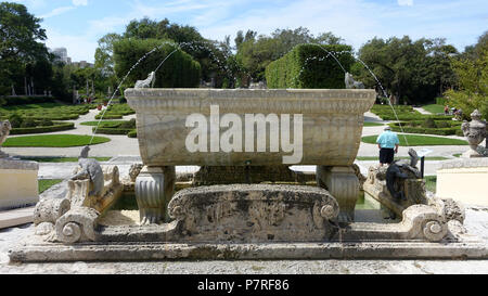 Englisch: Brunnen - Vizcaya Museum und Gärten - Miami, Florida, USA. 13 März 2017, 12:33:08 161 Brunnen - Vizcaya Museum und Gärten - Miami, Florida - DSC 08609 Stockfoto