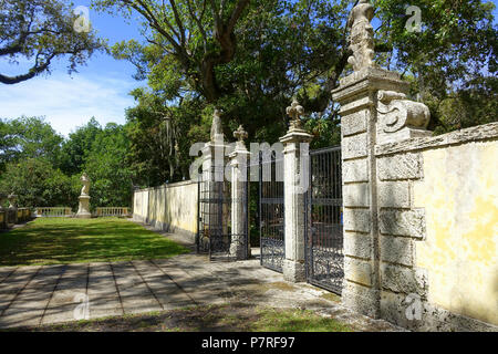 Englisch: Vizcaya Museum und Gärten - Miami, Florida, USA. 13 März 2017, 12:38:33 168 Gate - Vizcaya Museum und Gärten - Miami, Florida - DSC 08650 Stockfoto