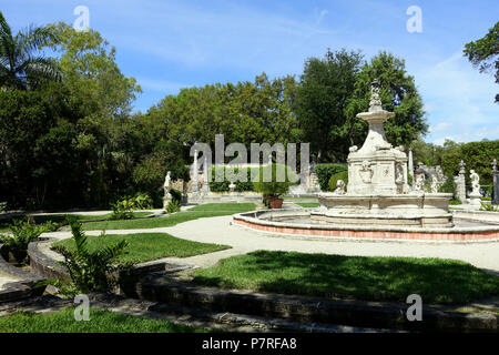 Englisch: Vizcaya Museum und Gärten - Miami, Florida, USA. 13 März 2017, 12:46:17 359 Sutri Brunnen - Vizcaya Museum und Gärten - Miami, Florida - DSC 08698 Stockfoto