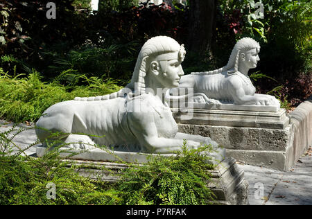 Englisch: Skulptur in Vizcaya Museum und Gärten - Miami, Florida, USA. 13 März 2017, 12:48:39 351 Sphingen - Vizcaya Museum und Gärten - Miami, Florida - DSC 08716 Stockfoto