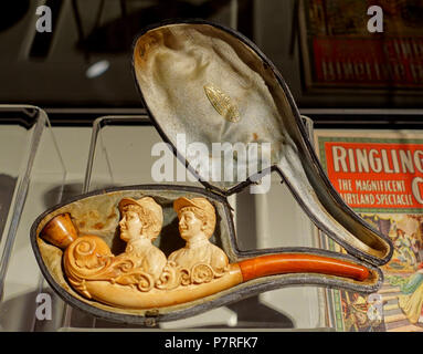 Englisch: Ausstellung im Zirkus Museum - John und Mable Ringling Museum der Kunst - Sarasota, Florida, USA. 19 März 2017, 15:47:36 265 Meers Schwestern souvenir Rohr, Anfang 1900, meerschaum und Gelb - Circus Museum - John und Mable Ringling Museum der Kunst - Sarasota, FL - DSC 00468 Stockfoto