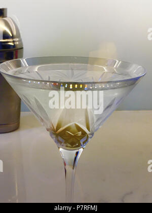 Immer noch leben, Martini Cocktail in geschliffenen Kristall Martini Glas, gerade nach oben, USA Stockfoto