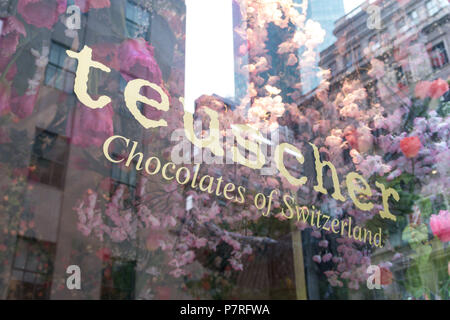 Teuscher Chocolatier Store Fenster Anzeige, Rockefeller Center, NYC Stockfoto