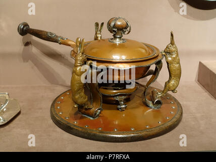 Englisch: Ausstellung im Dallas Museum für Kunst, Dallas, Texas, USA. 7 Mai 2017, 17:36:49 88 Scheuern Teller, Joseph Heinrich Teekocher, Cowell und Hubbard Einzelhändler, United States design Patent 1904, Kupfer, Holz, Silber - Dallas Museum für Kunst-DSC-05194 Stockfoto