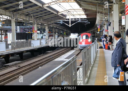 SENDAI, JAPAN - APR 2018: Leute für Akita Shinkansen der Serie E6 auf serevice in Sendai Station warten Stockfoto