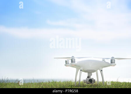 CHONBURI - Thailand - 5. Mai 2018: DJI PHANTOM PRO 4 Drohne auf grünem Gras mit schönen blauen Himmel Hintergrund. Dieses Foto wurde in der Nähe des Meer Strand genommen. Stockfoto