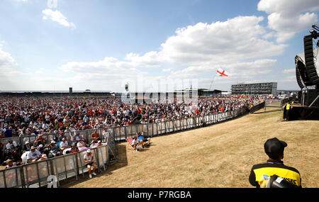 Fans sehen das FIFA-WM-Viertelfinale Spiel zwischen England und Schweden auf einem großen Bildschirm nach dem Qualifying vor dem Grand Prix von Großbritannien 2018 in Silverstone Circuit, Towcester. Stockfoto