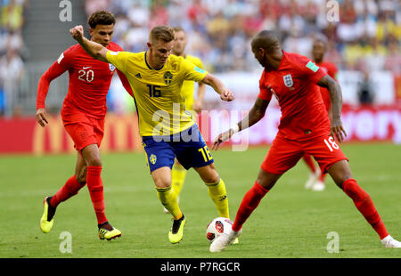 Den Schweden Emil Krafth (Mitte) beim Kampf um den Ball mit England's Ashley Young (rechts) und Dele Alli während der FIFA WM, Viertel Finale von Samara Stadion. Stockfoto