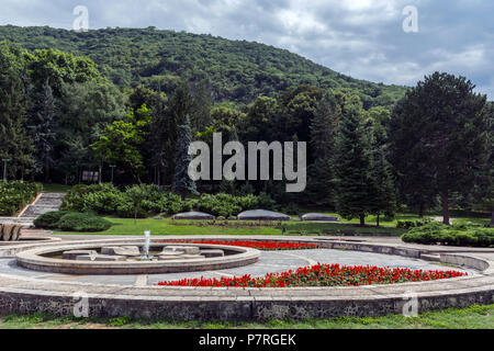 Niska Banja, Serbien - Juli 02, 2018: schöne dekorative Garten in Resort mit Blume und Baum und Blau dramatische Himmel. Wellness Park Landschaft Konzept Stockfoto