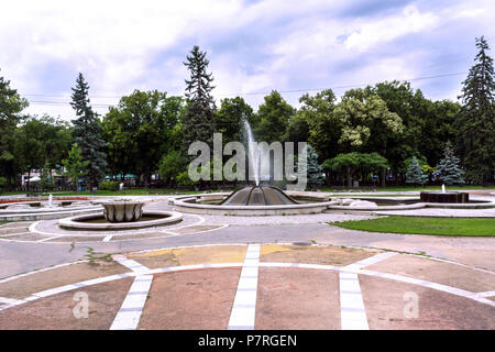 Niska Banja, Serbien - Juli 02, 2018: Großer Park in Spa Resort mit Wanderweg und Brunnen. Dramatische blauen bewölkten Himmel in der Natur Gesundheit Park Stockfoto