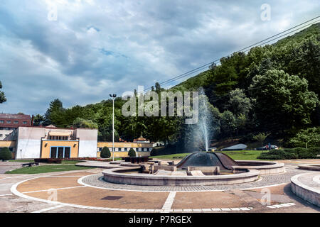 Niska Banja, Serbien - Juli 02, 2018: Großer Park in Spa Resort mit Wanderweg und Brunnen. Dramatische blauen bewölkten Himmel in der Natur Gesundheit Park Stockfoto