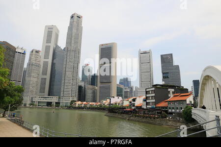 APR, 2018 SINGAPUR: Singapur City Skyline Blick von Elgin Brücke, Blick auf Singapur CBD Stockfoto