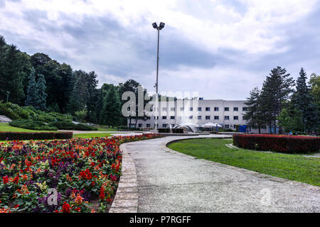 Niska Banja, Serbien - Juli 02, 2018: Resort Park mit dekorativen Blumen- und Pfad für Spaziergänge und Entspannung. Natürliche und Spa Konzept Landschaft Bild Stockfoto