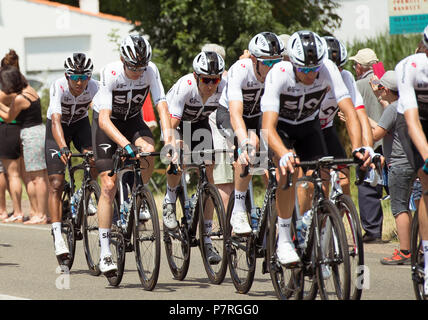 Das Team Sky Chris Froome (Zweite links) und Geraint Thomas (Mitte) Fahrt mit Teamkollegen während der ersten Etappe der Tour de France. Stockfoto