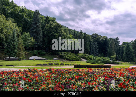 Niska Banja, Serbien - Juli 02, 2018: Resort Park mit schönen Garten und Wald mit Dramatischen blauen Himmel. Gesunde und spa-Konzept Stockfoto