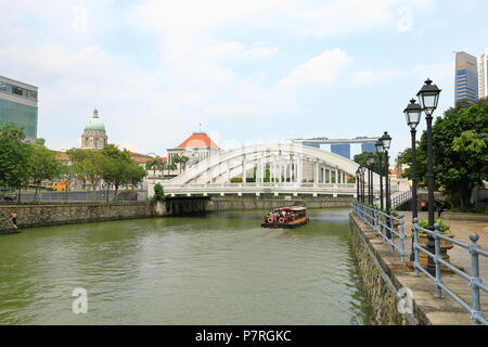 Singapur - APR, 2018: Singapur Skyline der Stadt, kann man den Fluss Kreuzfahrt pass Elgin Brücke und das Parlament von River Bank um Boat Quay anzeigen Stockfoto