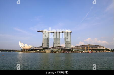 APR, 2018 SINGAPUR: Singapur Skyline der Stadt mit Marina Bay Sands, ArtScience Musium Blick von der Esplanade Bridge Stockfoto