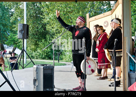 Aboriginal Sprecher männlich präsentiert die gestern / heute traditionelle Werte ihrer Vorfahren, Rocky Point Pier, Nationalen Indigenen Völker Tag, 2018 Stockfoto