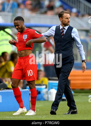 England's Raheem Sterling (links) mit England Manager Gareth Southgate (rechts) nach während der FIFA WM, Viertel Finale von Samara Stadion ersetzt wird. Stockfoto