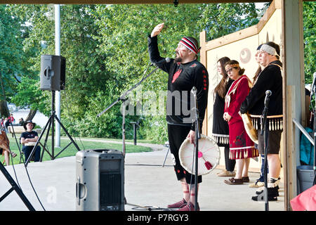 Aboriginal Sprecher männlich präsentiert die gestern / heute traditionelle Werte ihrer Vorfahren, Rocky Point Pier, Nationalen Indigenen Völker Tag, 2018 Stockfoto