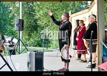 Aboriginal Sprecher männlich präsentiert die gestern / heute traditionelle Werte ihrer Vorfahren, Rocky Point Pier, Nationalen Indigenen Völker Tag, 2018 Stockfoto