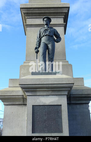 Englisch: Bürgerkrieg Memorial-Saugus, Massachusetts, USA. Bildhauer: Aufseher Jagd Mosman (1845-1926). Denkmal im Jahre 1875 gewidmet. Smithsonian SIRIS Control Number: IAS 87740265. (Plaque an der Vorderseite der Basis:) dieses Denkmal WURDE DEM/STADT SAUGUS DURCH/HENRY E. HONE/ALS DENKMAL DES PATRIOTISMUS IHRER SÖHNE/WER WILL ZU KÄMPFEN AUF LAND UND MEER/VON 1861-1865 FÜR DIE ERHALTUNG DER UNION/DURCH IHRE TREUE UND HINGABE SIE HALFEN/ZU HALTEN DIE FAHNE UNSERES LANDES ALS/EMBLEM DER GLEICHEN RECHTE UND NATIONALE EINHEIT ging. (Namen 160, die im Bürgerkrieg kämpfte auf Plaketten auf angezeigt Stockfoto