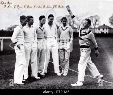 Englisch: Jimmy Boucher gibt Bowling Lektion zu den letzten Schüler von Belvedere Hochschule 1936. 8 1936 Vergangenheit vs vorhanden 1. Stockfoto