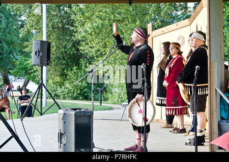 Aboriginal Sprecher männlich präsentiert die gestern / heute traditionelle Werte ihrer Vorfahren, Rocky Point Pier, Nationalen Indigenen Völker Tag, 2018 Stockfoto