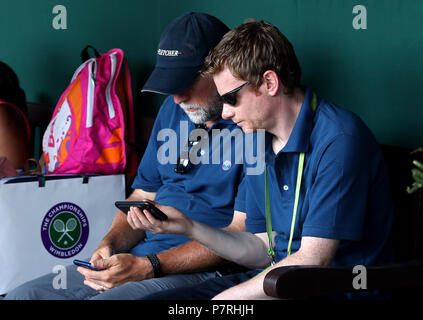 Tennis Fans sehen das England Fußball WM-Viertelfinale gegen Schweden auf einem Telefon am Tag sechs der Wimbledon Championships in der All England Lawn Tennis und Croquet Club, Wimbledon. Stockfoto