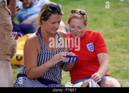 Tennisfans sehen sich am sechsten Tag der Wimbledon-Meisterschaft im All England Lawn Tennis and Croquet Club, Wimbledon, das Viertelfinale der Fußball-Weltmeisterschaft gegen Schweden am Telefon an. DRÜCKEN SIE VERBANDSFOTO. Bilddatum: Samstag, 7. Juli 2018. Siehe PA Geschichte Tennis Wimbledon. Das Foto sollte lauten: John Walton/PA Wire. EINSCHRÄNKUNGEN: Nur für redaktionelle Zwecke. Keine kommerzielle Nutzung ohne vorherige schriftliche Zustimmung des AELTC. Nur für Standbilder – keine bewegten Bilder, die Broadcast emulieren können. Keine Überlagerung oder Entfernung von Sponsoren-/Werbelogos. Weitere Informationen erhalten Sie unter +44 (0)1158 447447. Stockfoto