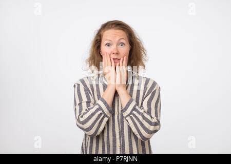 Junge traurige Frau ernst und besorgt, besorgt und nachdenklich. Stockfoto