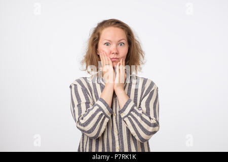 Junge traurige Frau ernst und besorgt, besorgt und nachdenklich. Stockfoto