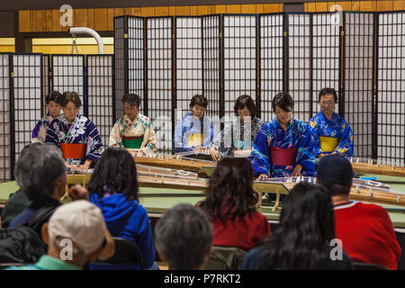 Japanische Performerinnen Spielen der Koto Saiteninstrument in der Japanischen Kulturzentrum in Steveston, British Columbia, Stockfoto