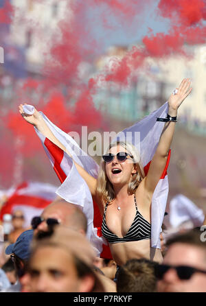 Fans reagieren, während gerade der FIFA WM 2018 Viertelfinale zwischen Schweden und England an Luna Beach, Kino, Brighton. Stockfoto