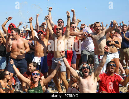 Fans reagieren, während gerade der FIFA WM 2018 Viertelfinale zwischen Schweden und England an Luna Beach, Kino, Brighton. Stockfoto