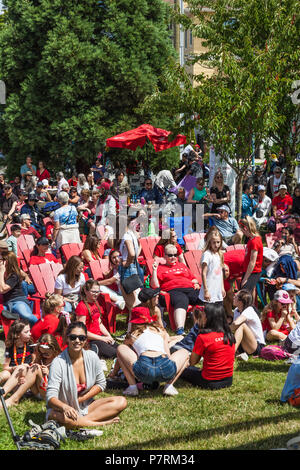 Ein Zuschauer eine Leistung auf Canada Day 2018 in Steveston, British Columbia. Stockfoto