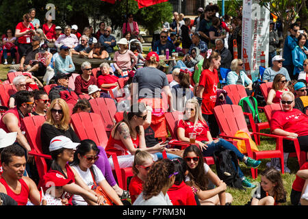 Ein Zuschauer eine Leistung auf Canada Day 2018 in Steveston, British Columbia. Stockfoto