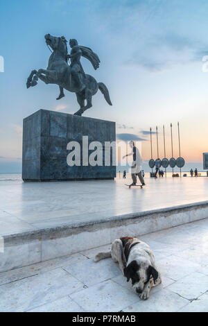 Skateboarder spielen und streunenden Hund schlafen von Alexander Statue des Großen auf Thessaloniki Waterfront, Mazedonien, Nordgriechenland Stockfoto